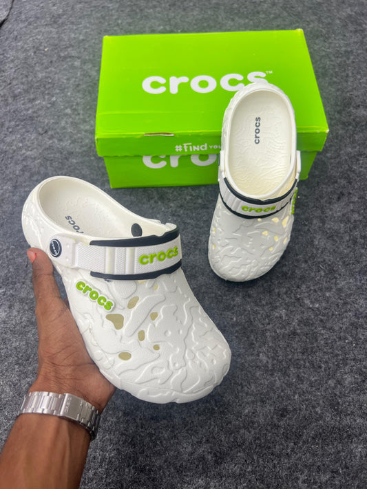 CREAM TEXTURED CROCS CLOGS