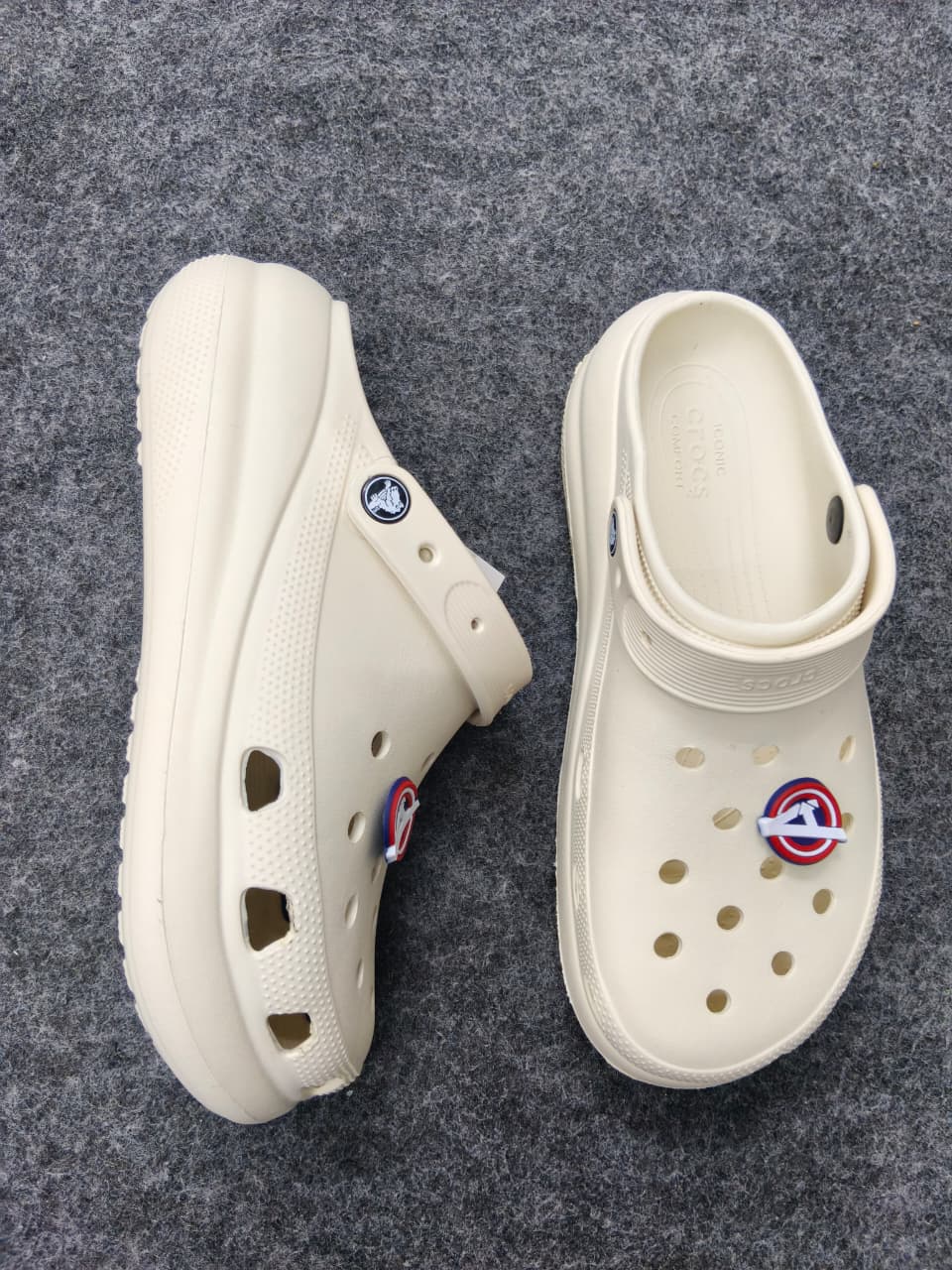 CREAM CLASSIC CROCS