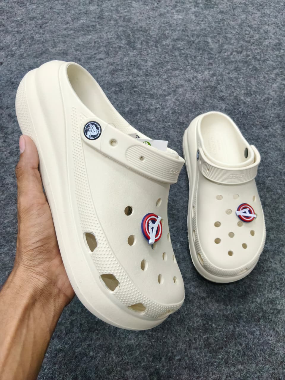 CREAM CLASSIC CROCS